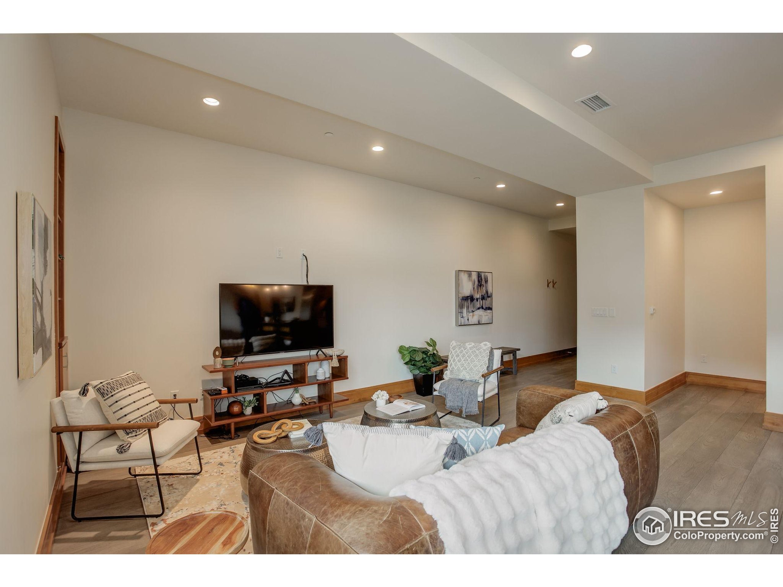 1077 Canyon Blvd #211