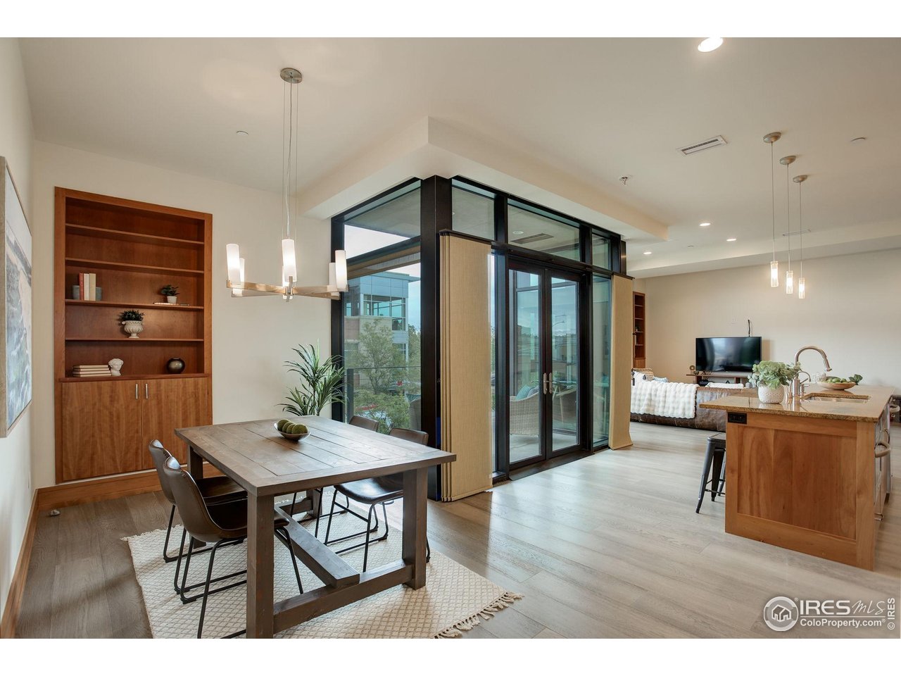 1077 Canyon Blvd #211