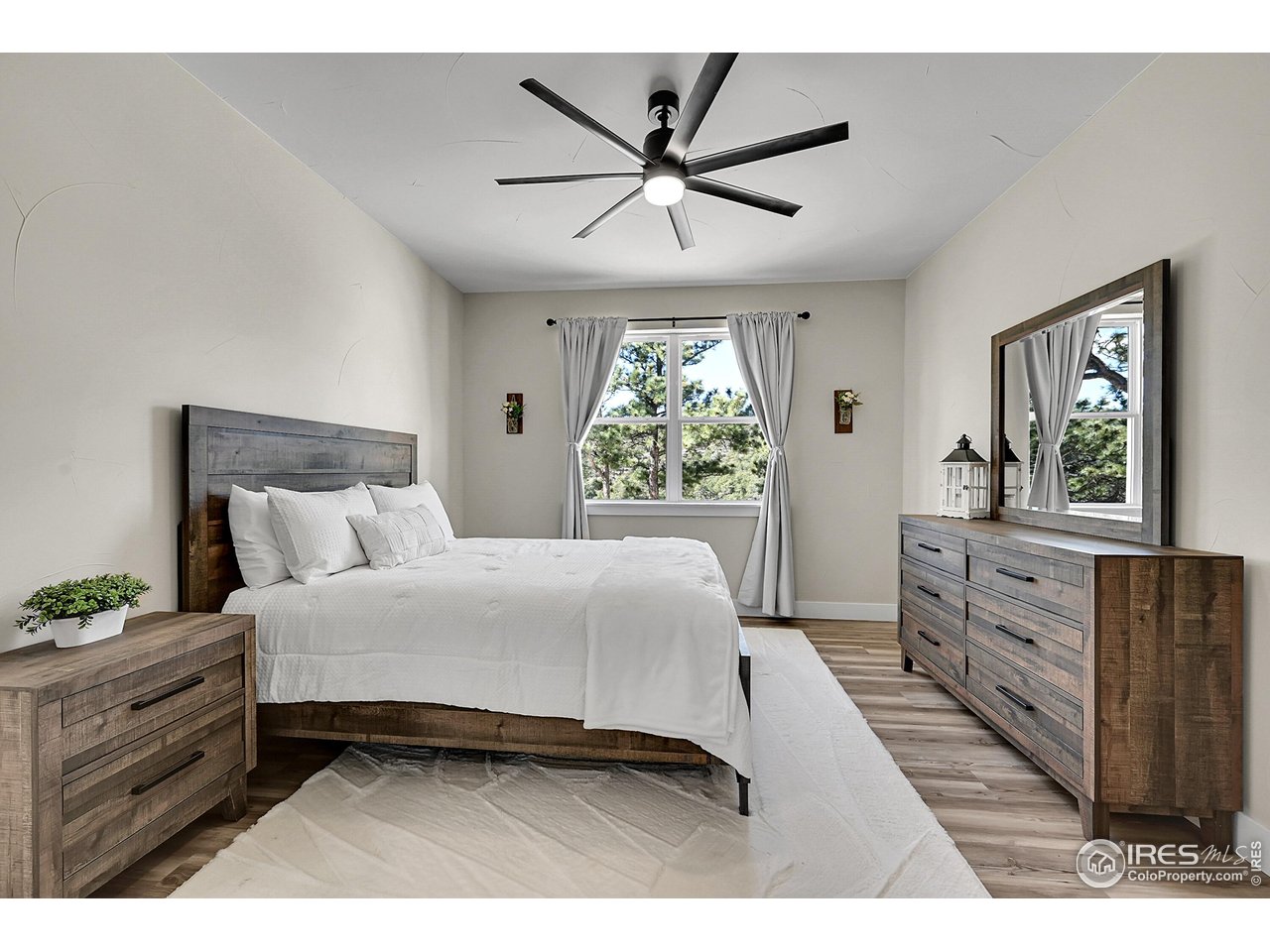 4163 Rainbow View Ln