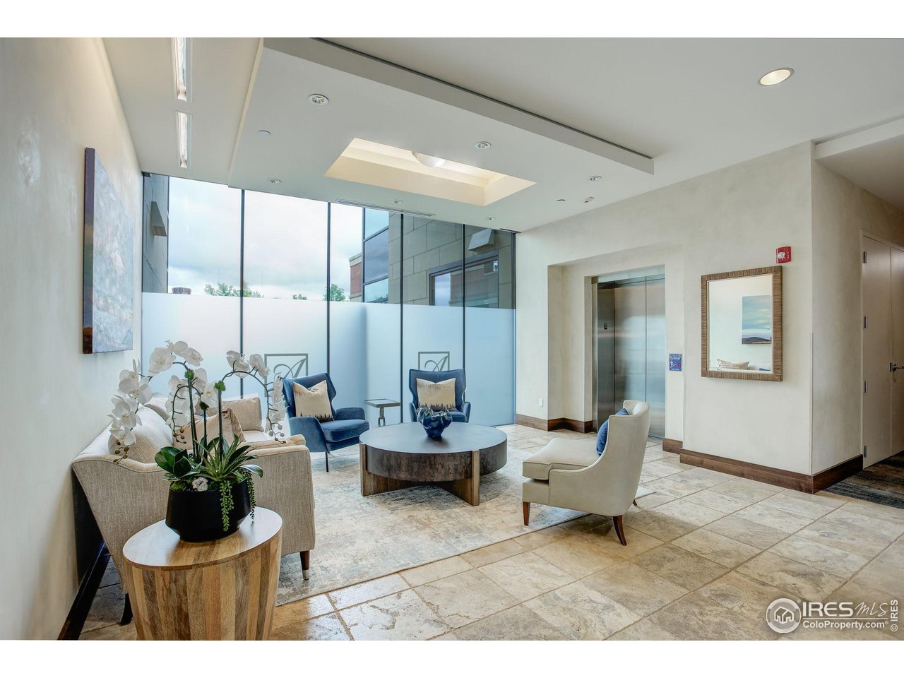 1077 Canyon Blvd #211