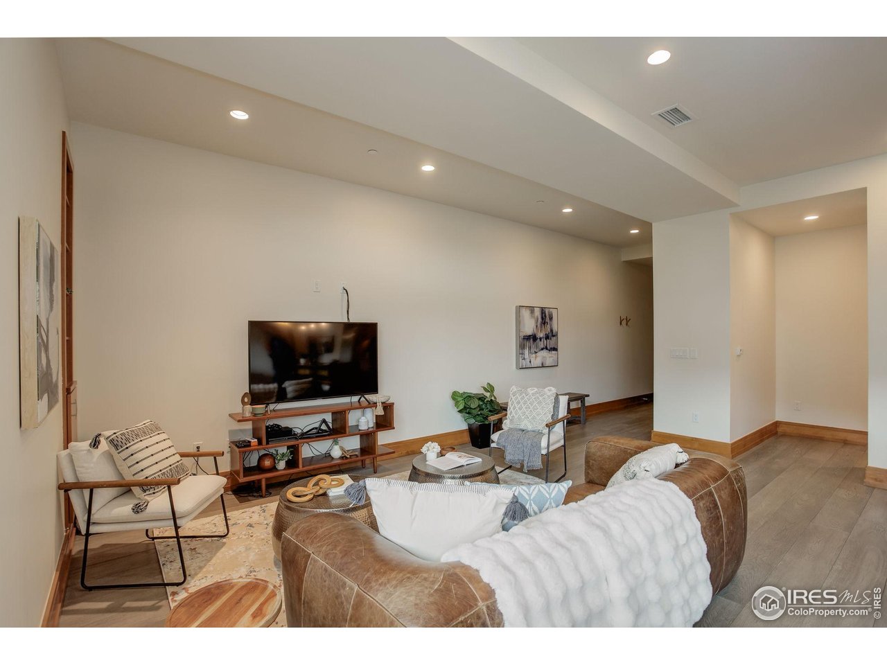 1077 Canyon Blvd #211