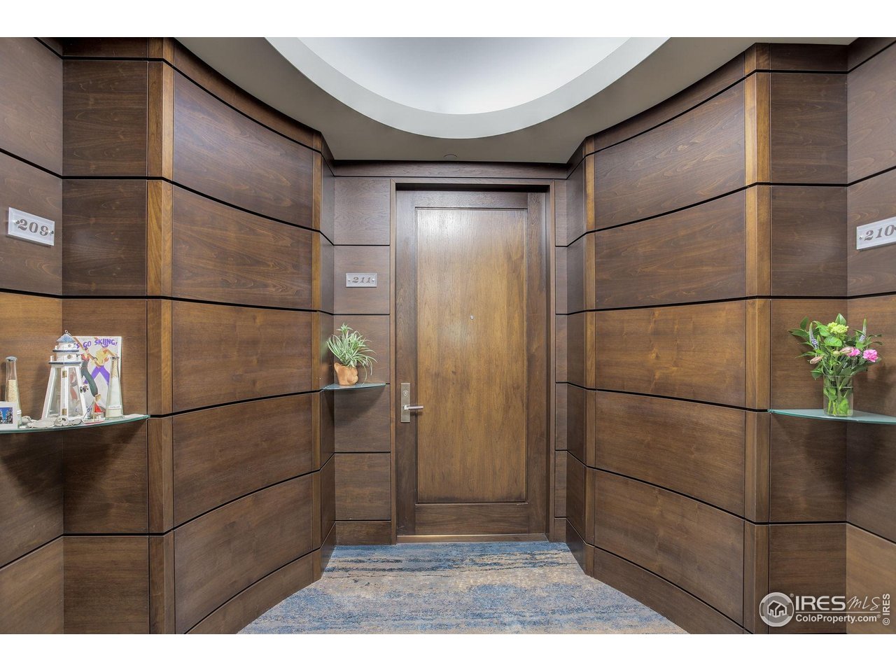 1077 Canyon Blvd #211