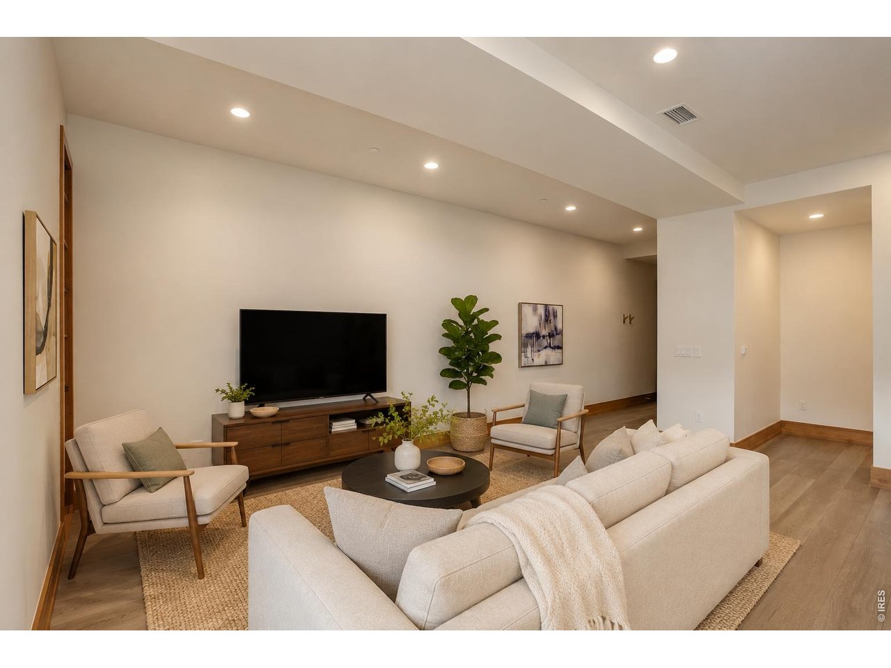 1077 Canyon Blvd #211