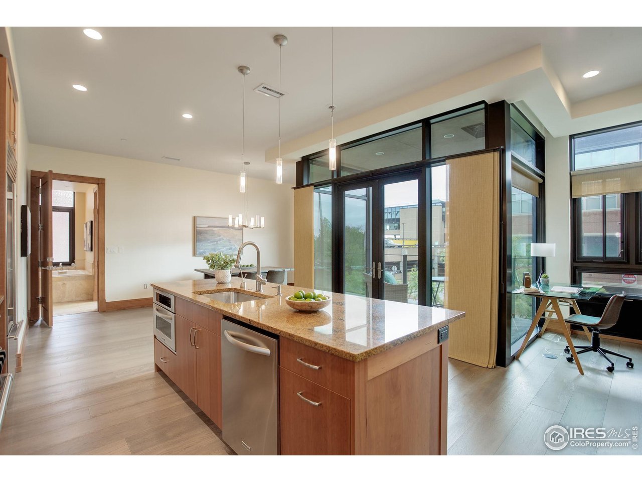 1077 Canyon Blvd #211