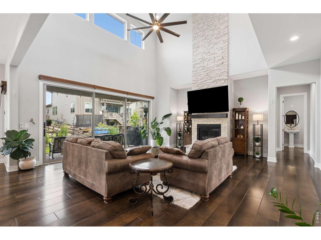 1413 Lyons Ln