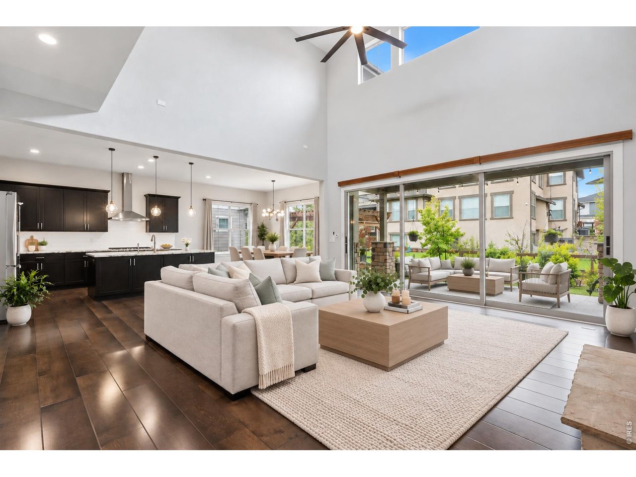 1413 Lyons Ln