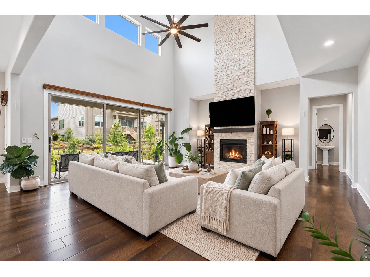 1413 Lyons Ln