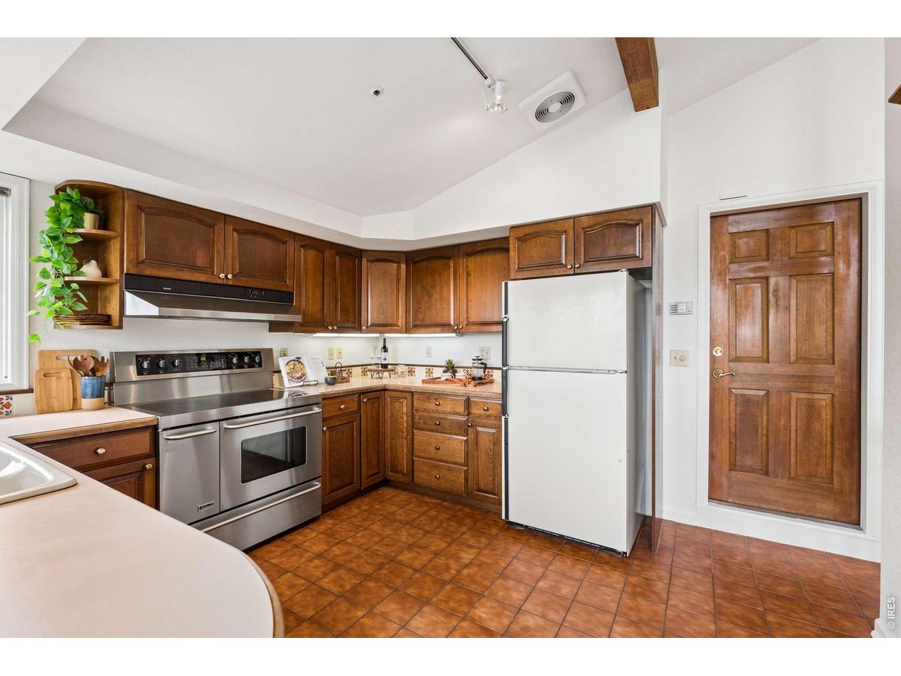 2140 Mesa Dr