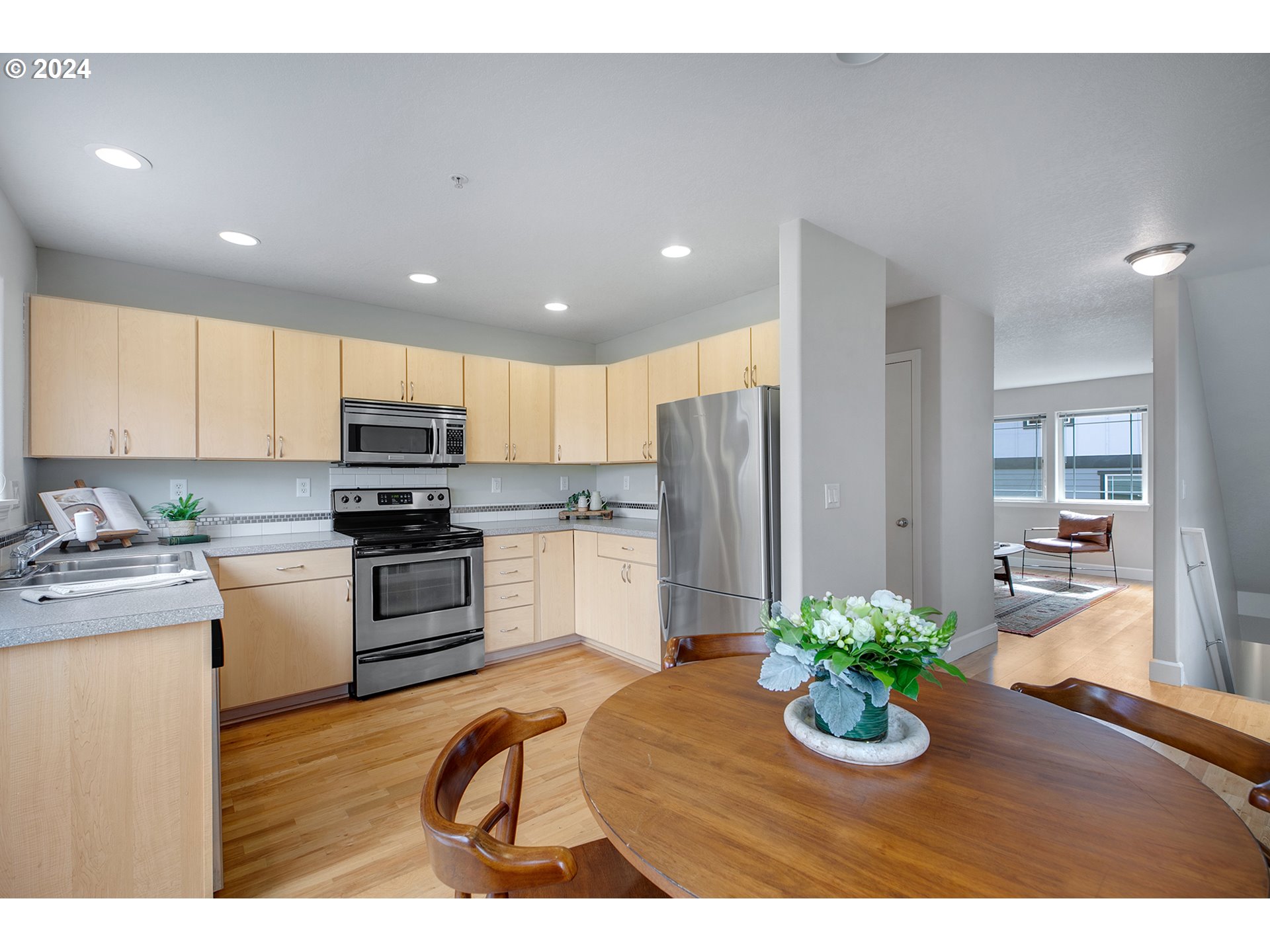 6748 N PITTSBURG AVE