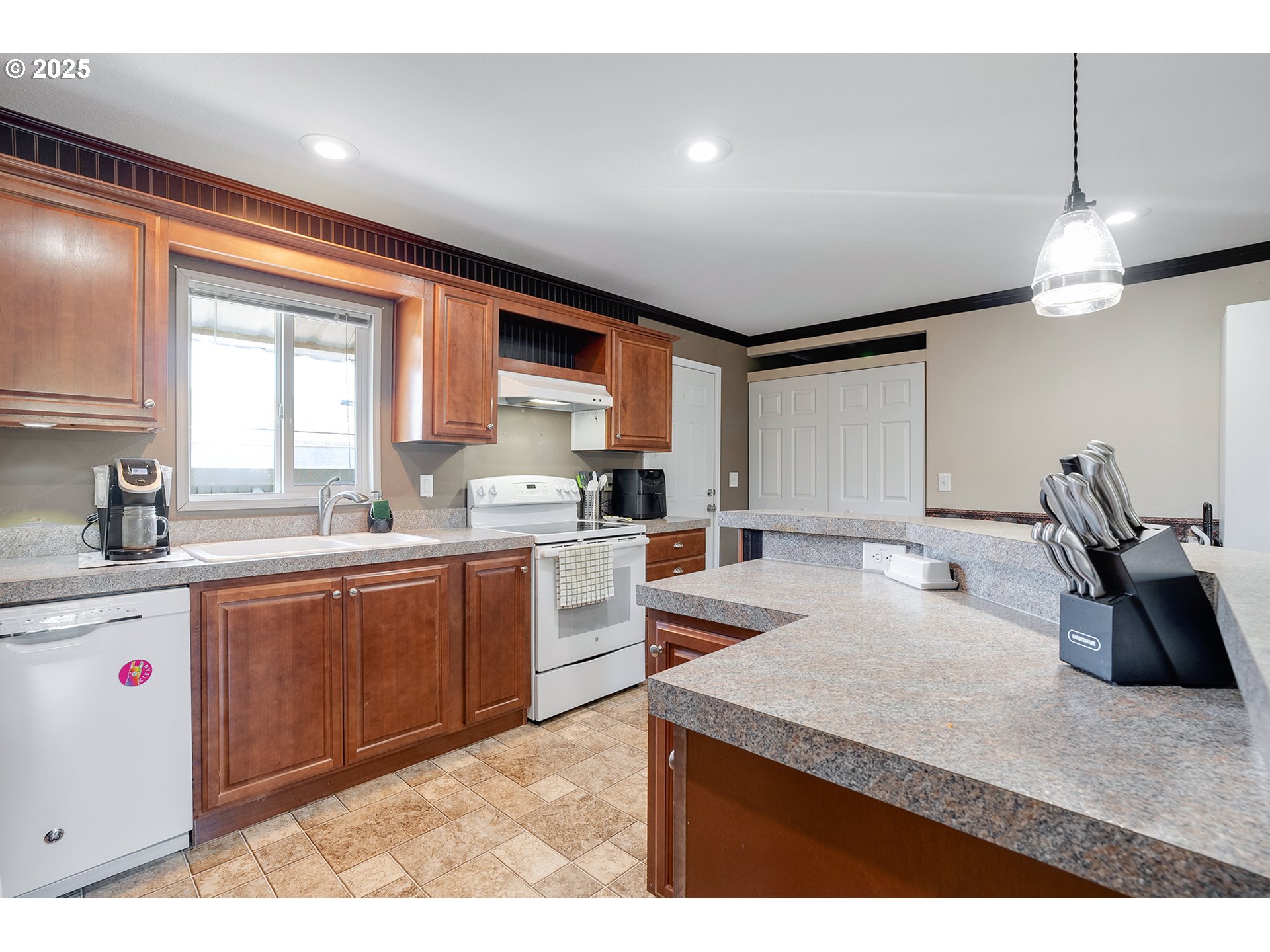 830 N MAIN ST 1, Mt. Angel Unit: 1