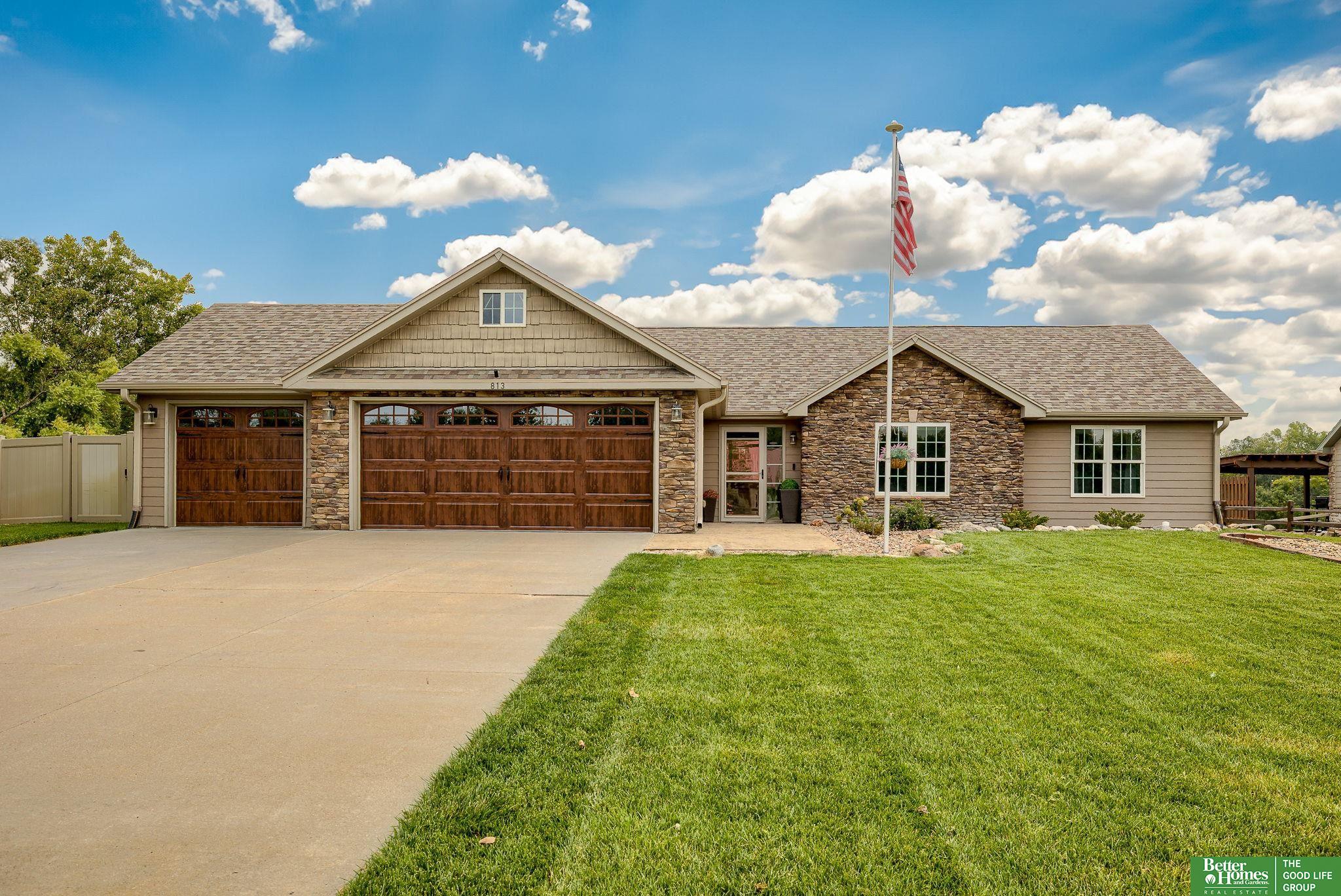 813 Spring Lake Circle, McCool Junction