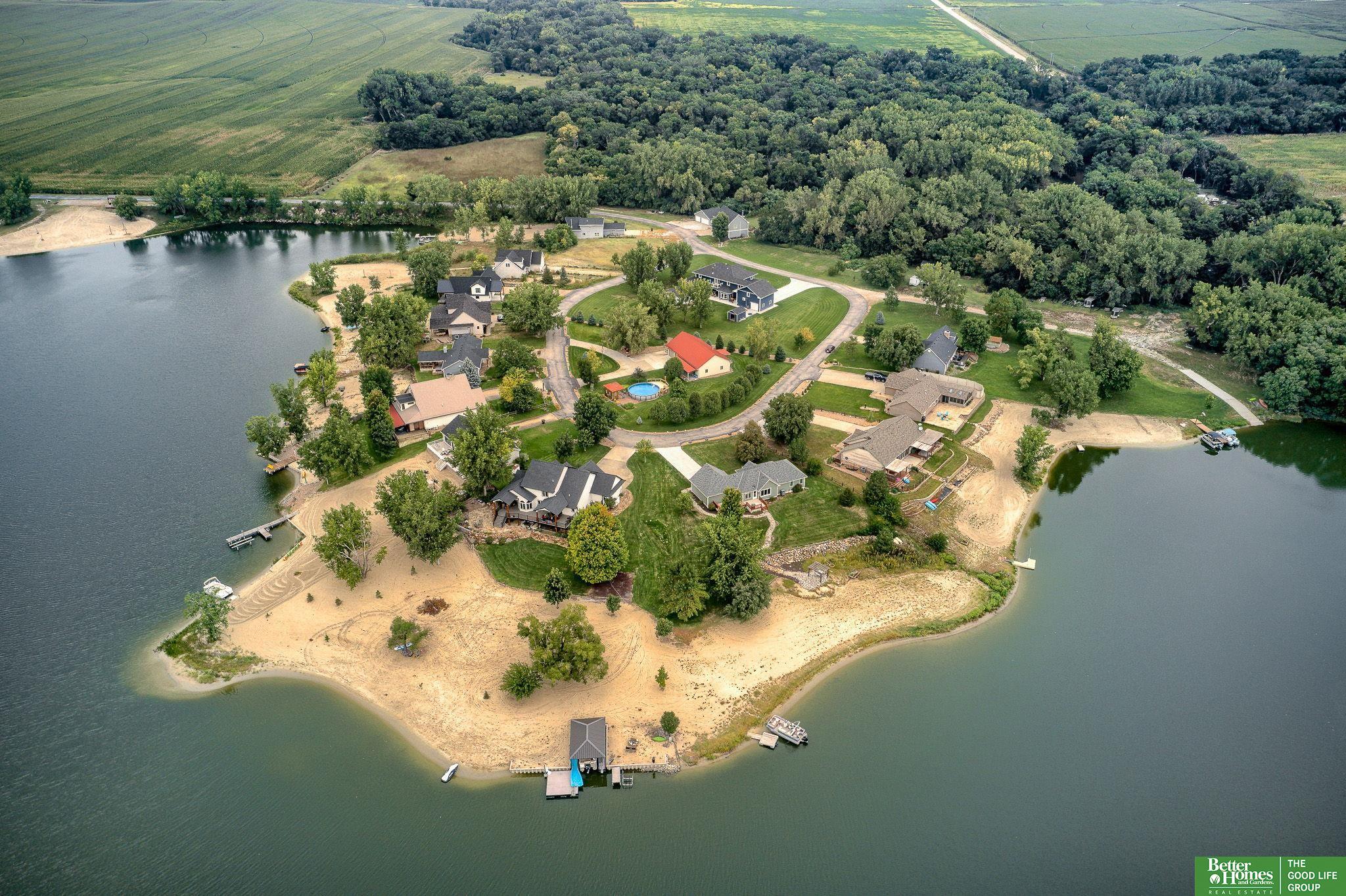 813 Spring Lake Circle, McCool Junction