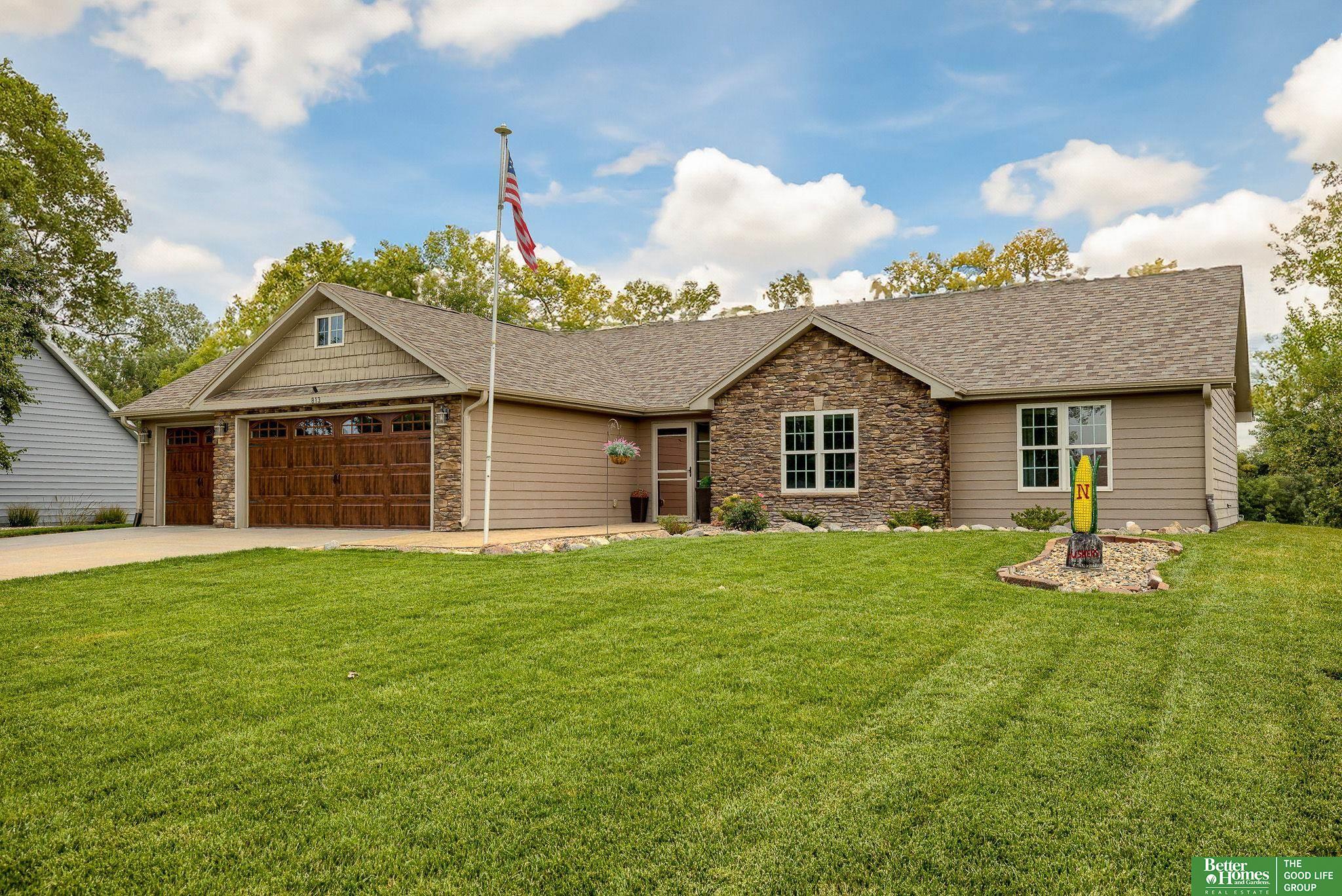 813 Spring Lake Circle, McCool Junction