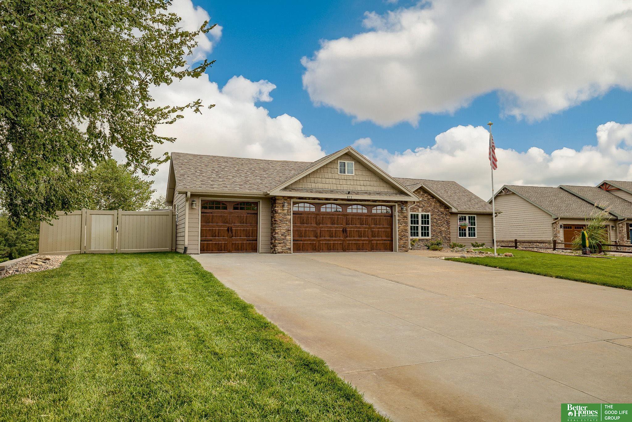 813 Spring Lake Circle, McCool Junction
