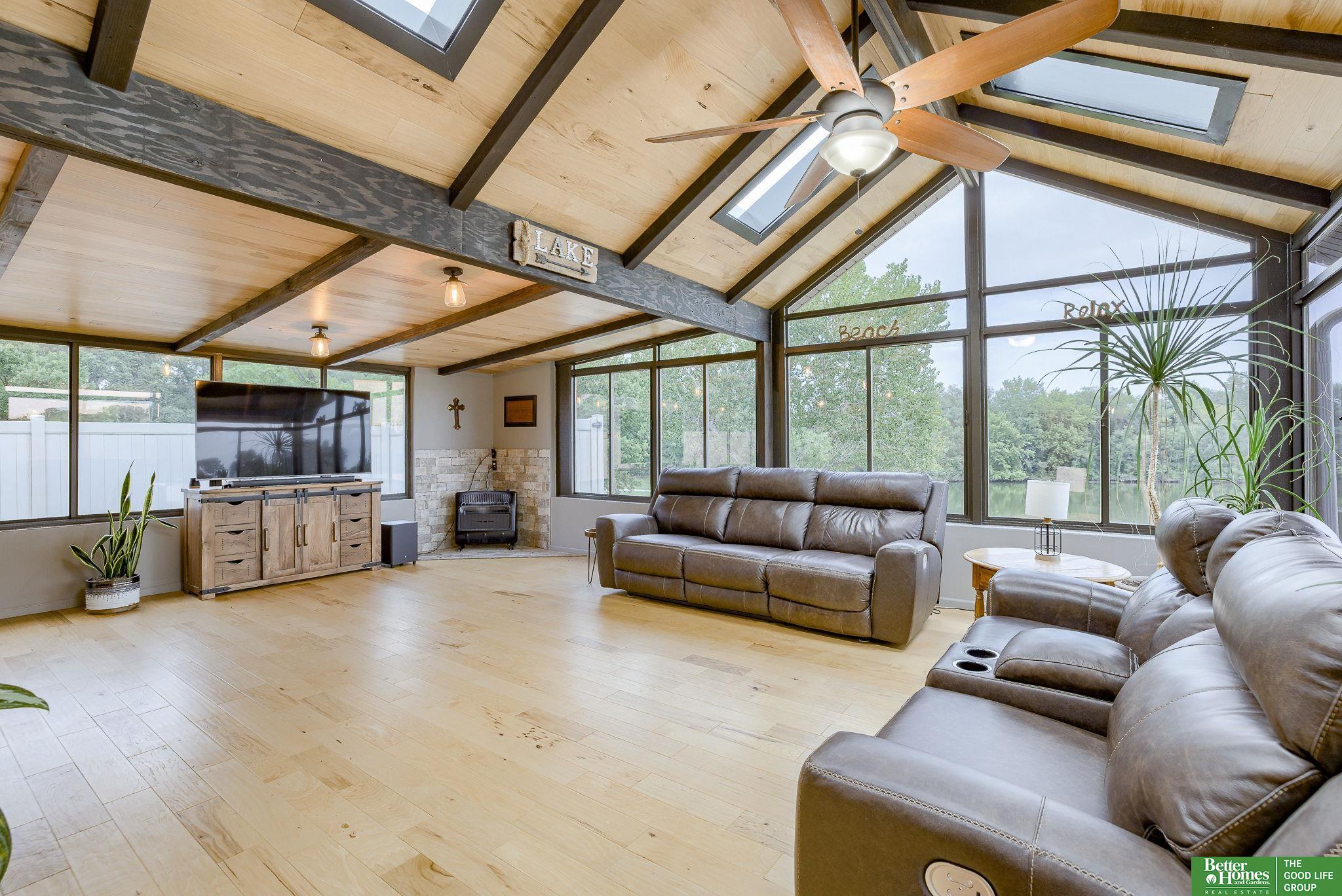 813 Spring Lake Circle, McCool Junction