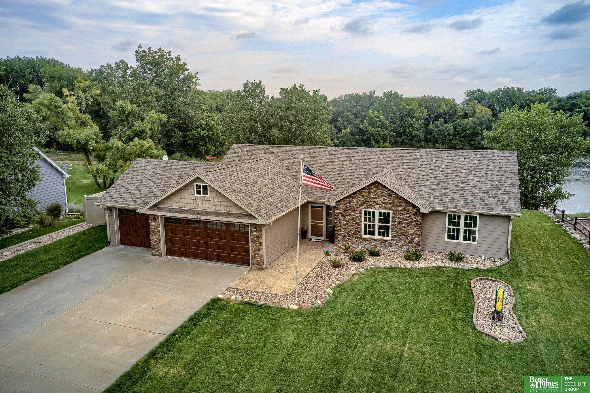 813 Spring Lake Circle, McCool Junction