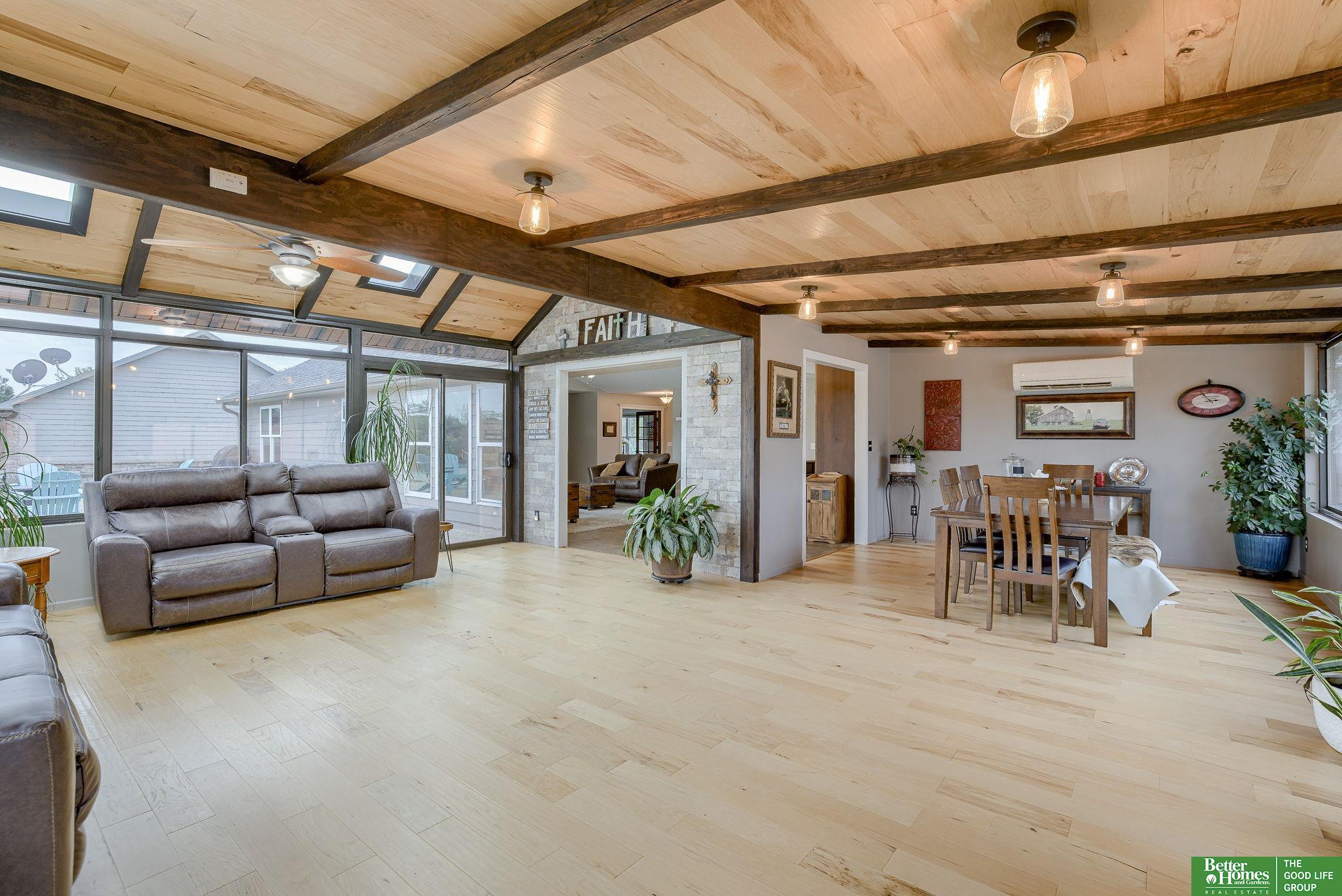 813 Spring Lake Circle, McCool Junction