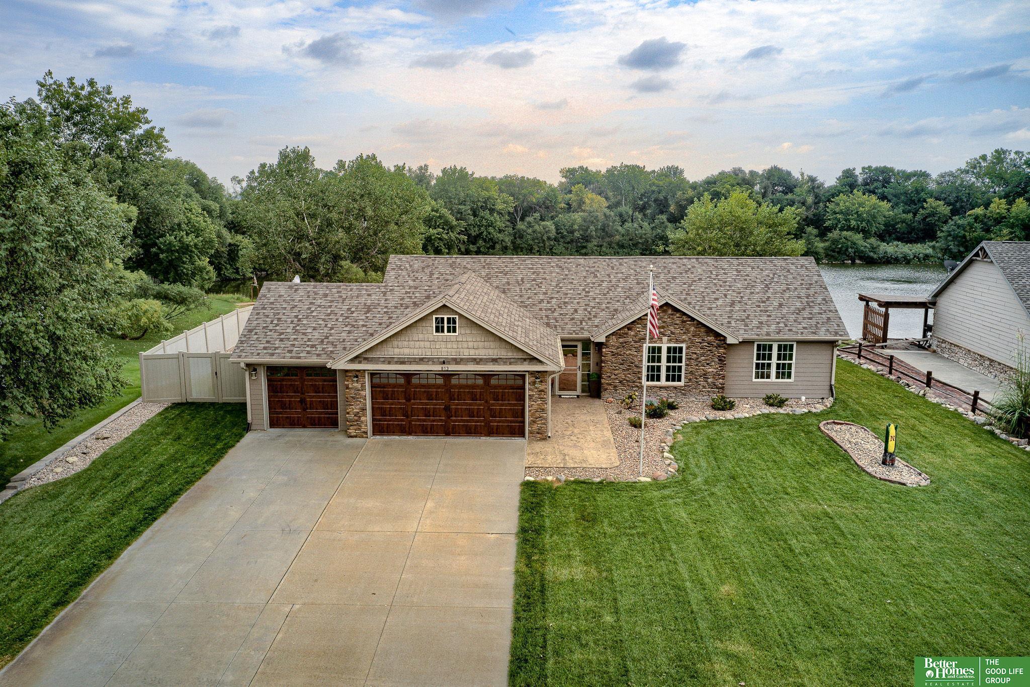 813 Spring Lake Circle, McCool Junction
