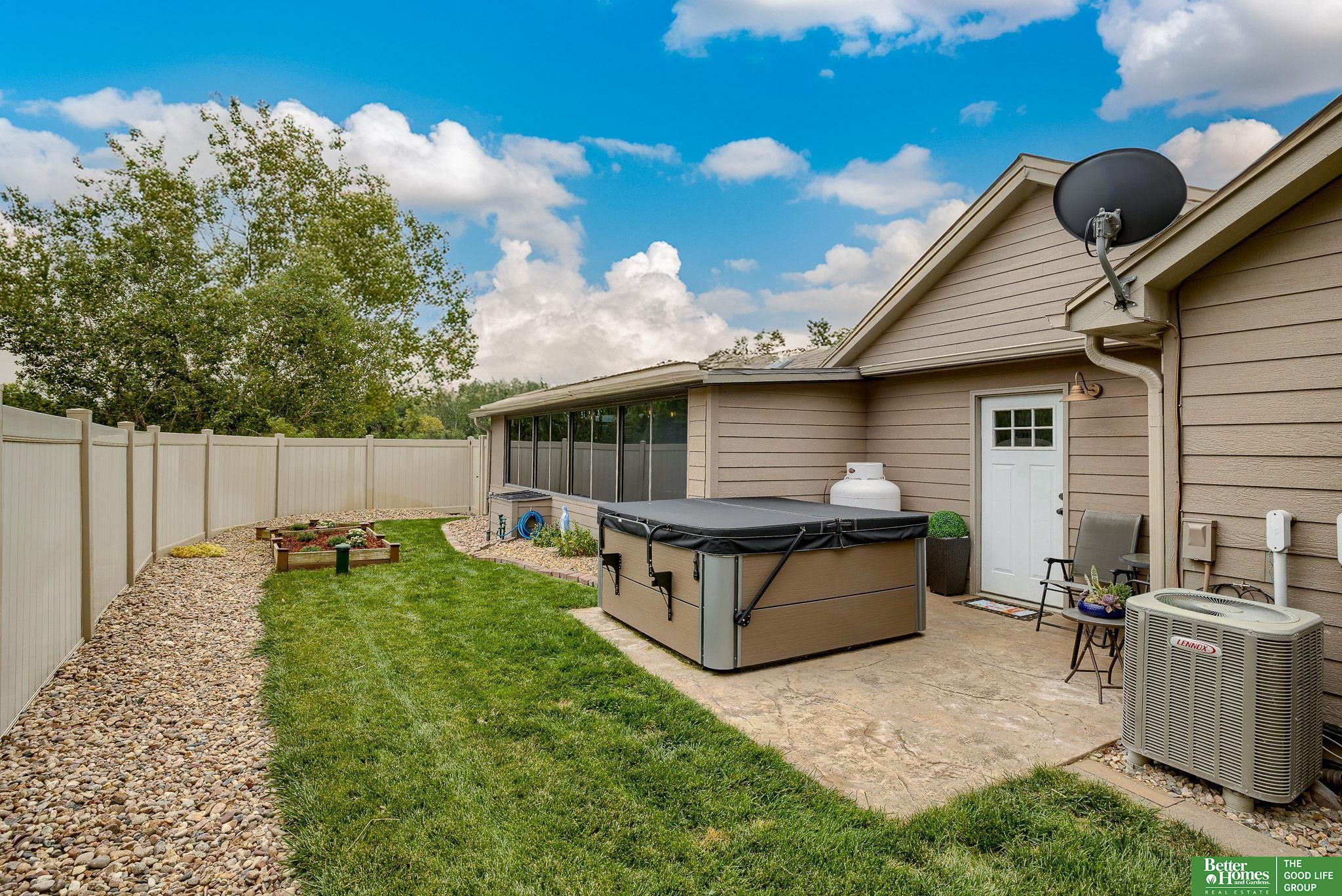 813 Spring Lake Circle, McCool Junction