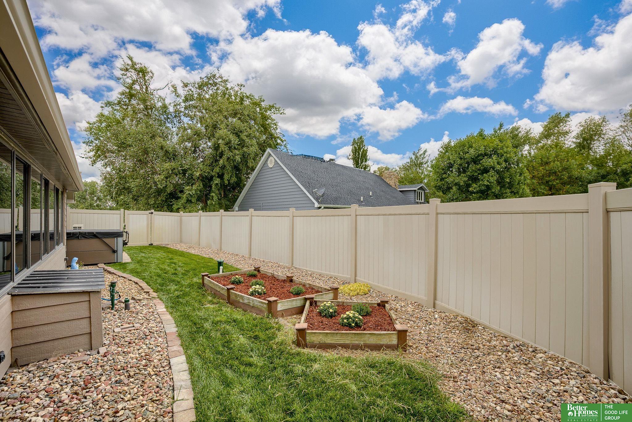 813 Spring Lake Circle, McCool Junction