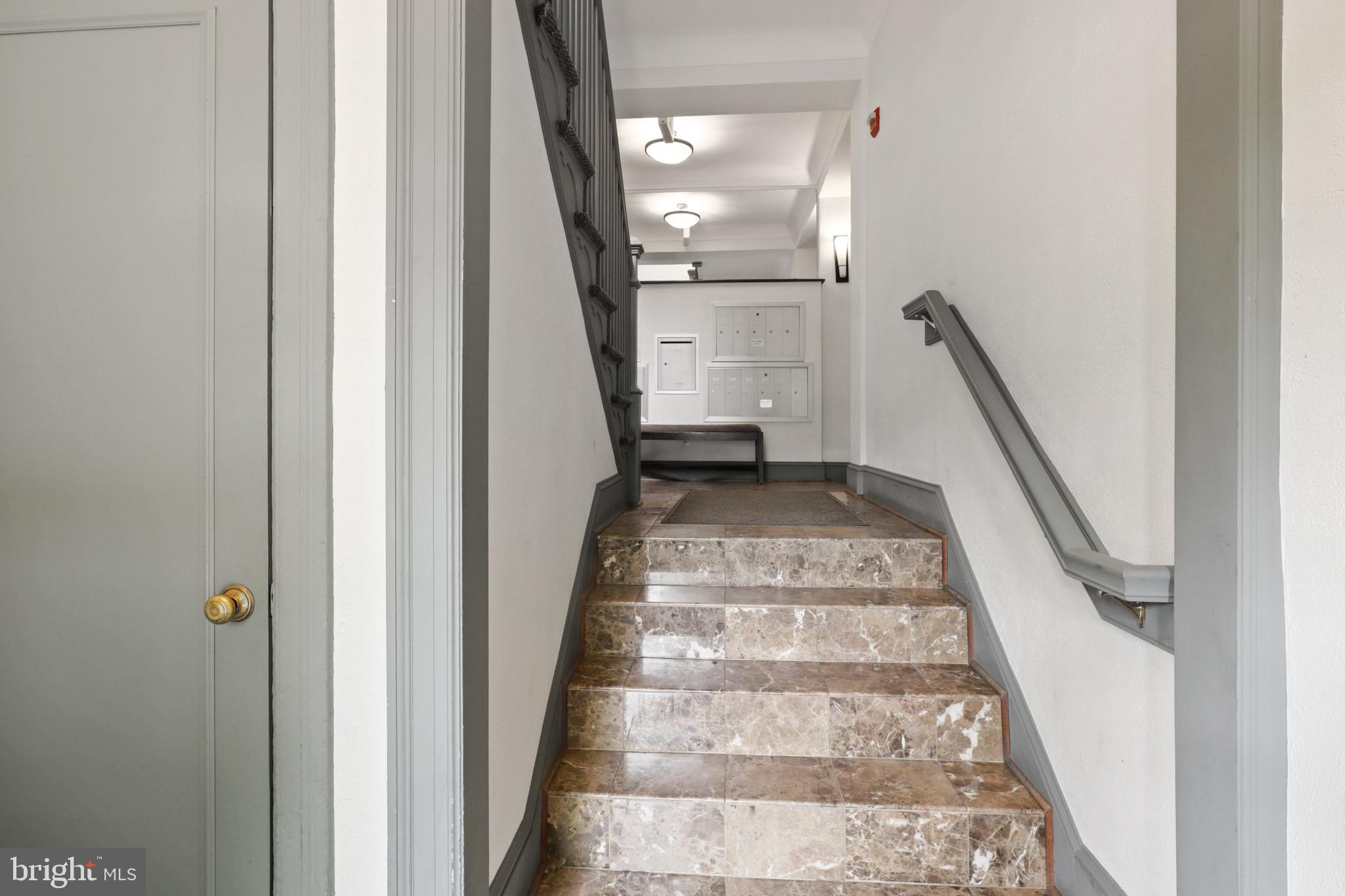 105 6TH STREET SE B1