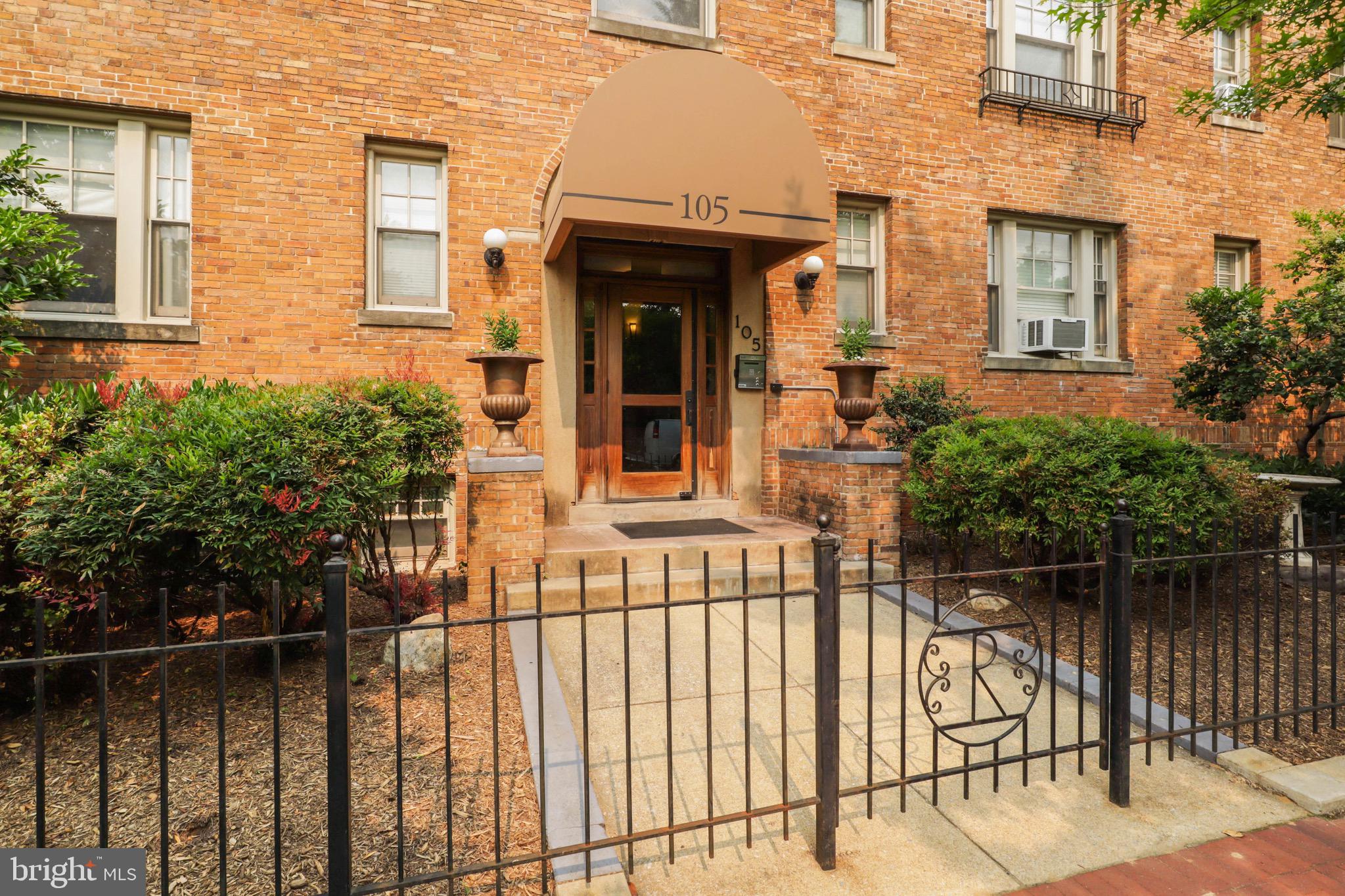 105 6TH STREET SE B1