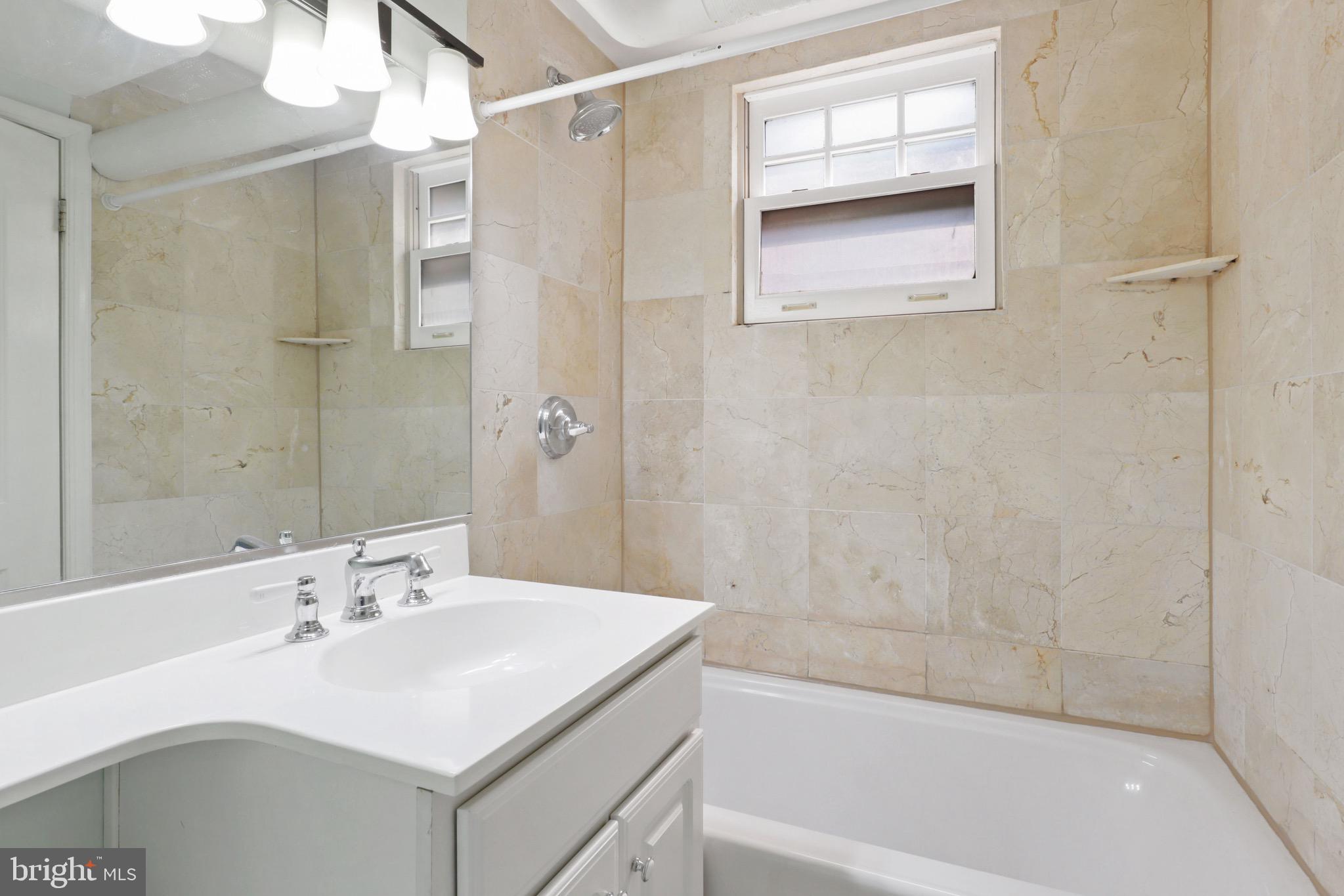 105 6TH STREET SE B1