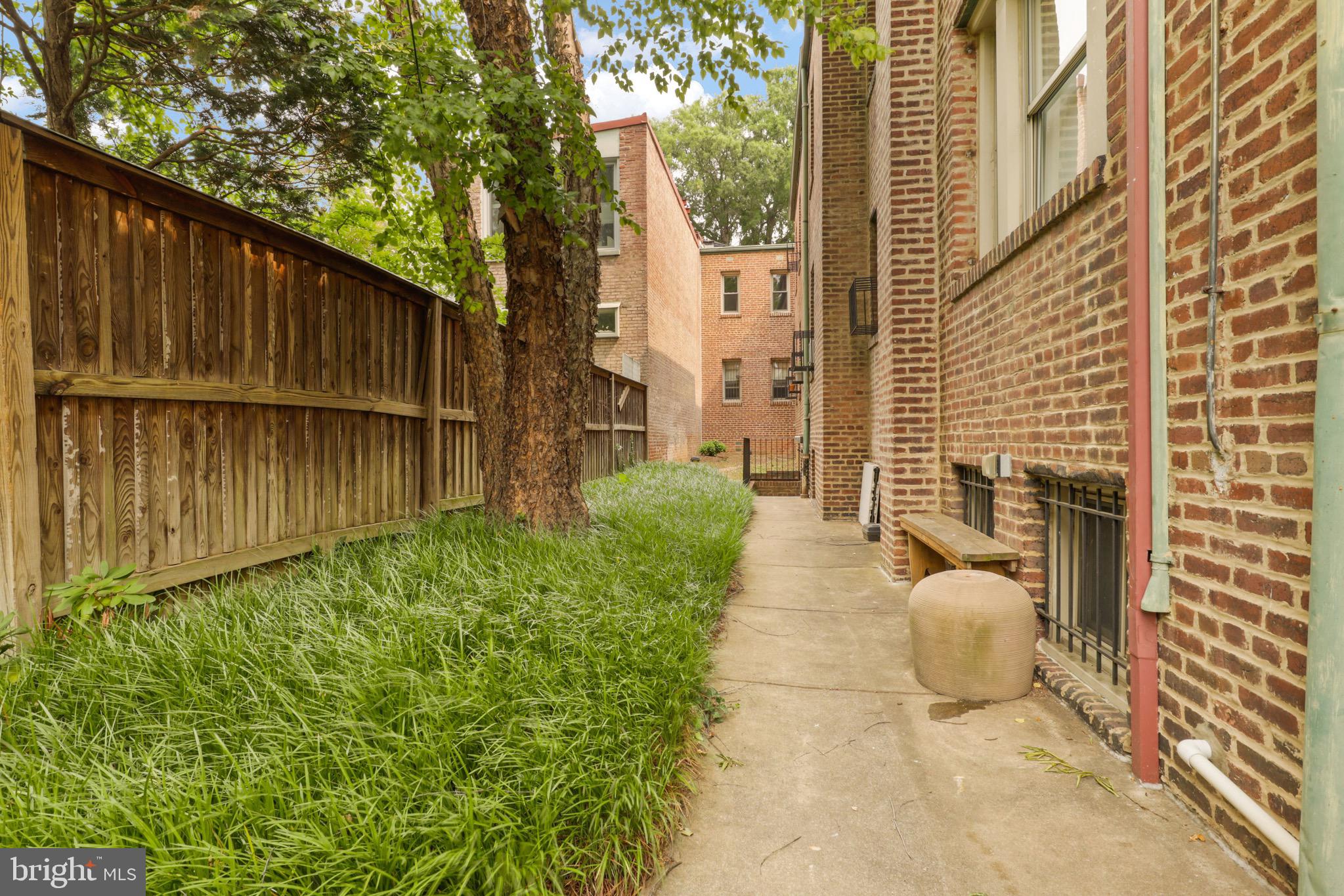 105 6TH STREET SE B1