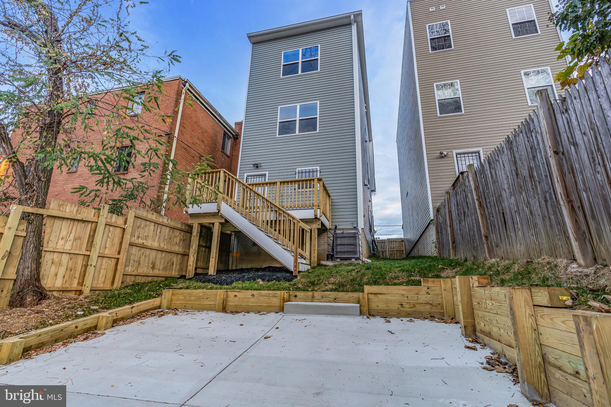 5821 1/2 FIELD PLACE NE