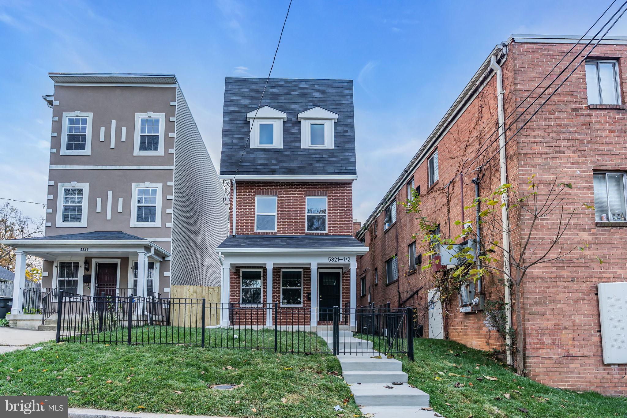 5821 1/2 FIELD PLACE NE