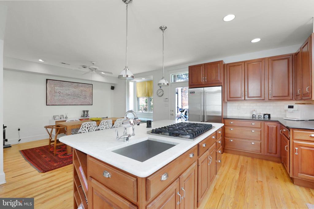 645 E E STREET SE