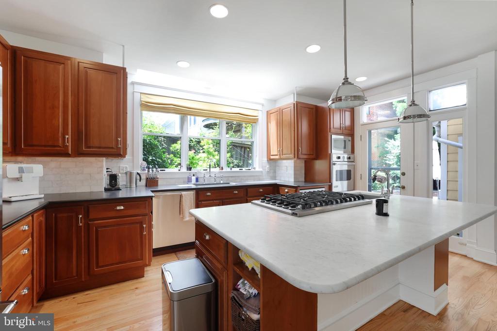 645 E E STREET SE