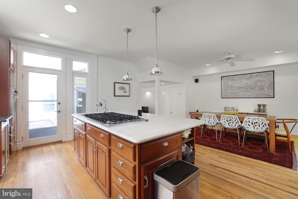 645 E E STREET SE