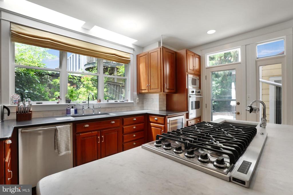 645 E E STREET SE