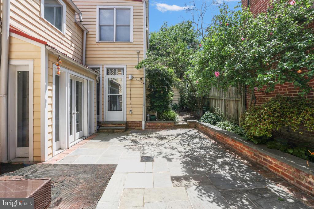 645 E E STREET SE