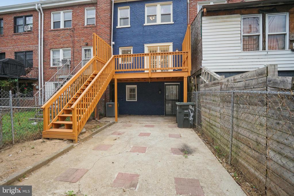 319 18TH STREET NE