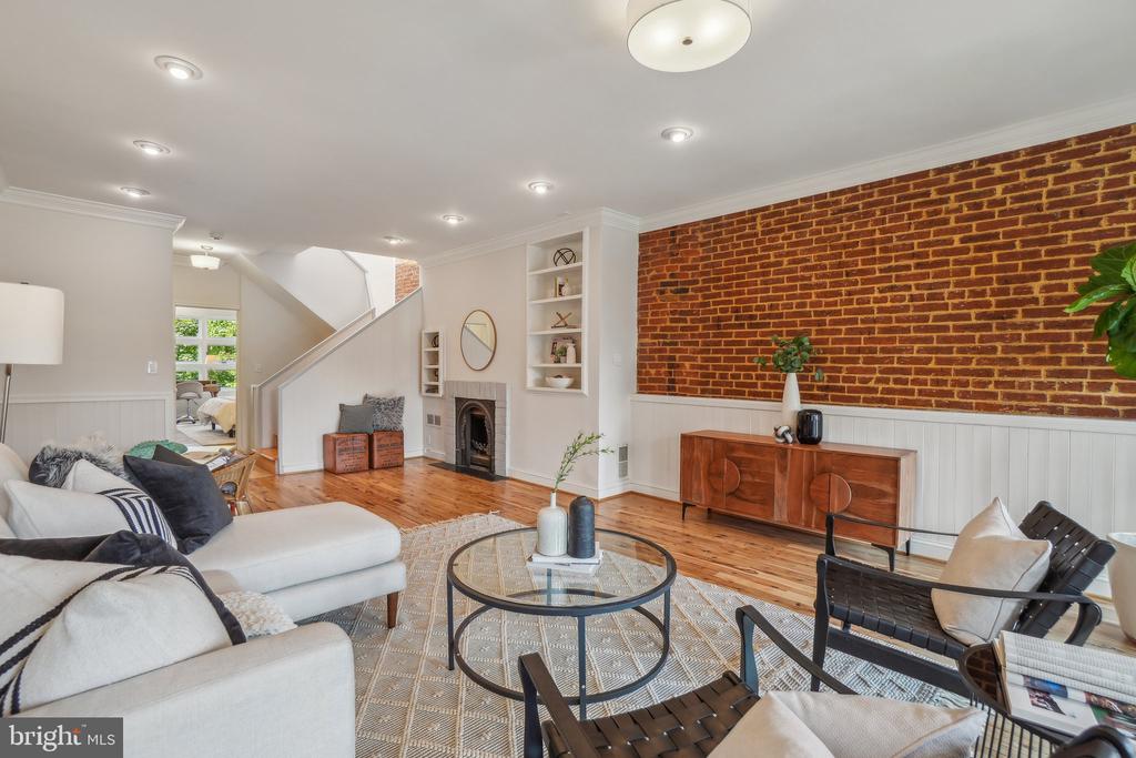 637 4TH STREET NE