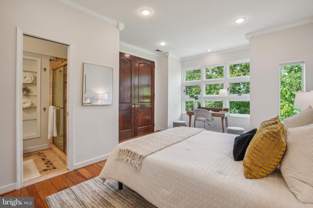 637 4TH STREET NE