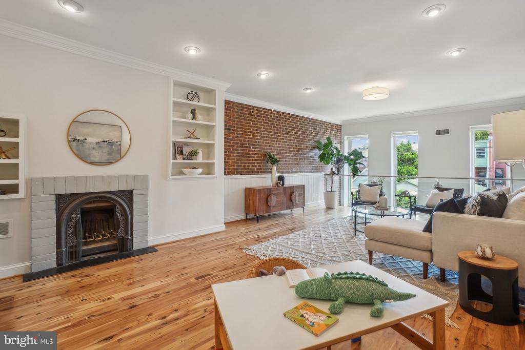 637 4TH STREET NE