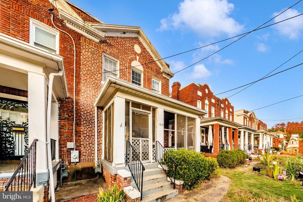 1914 NEWTON STREET NE