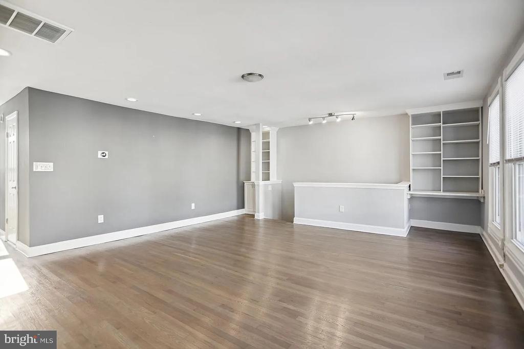 1507 FREEDOM WAY SE 2
