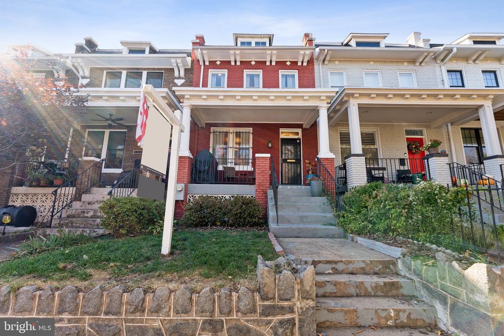 1142 4TH STREET NE