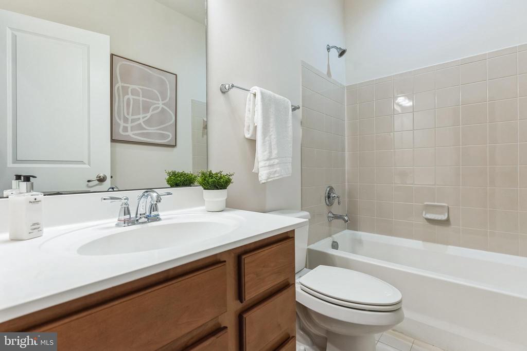 3801 COMMODORE JOSHUA BARNEY DRIVE NE