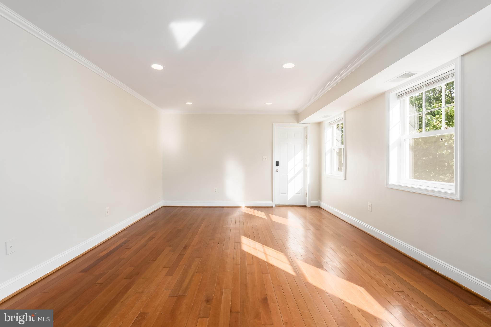 916 BARNABY STREET SE 201