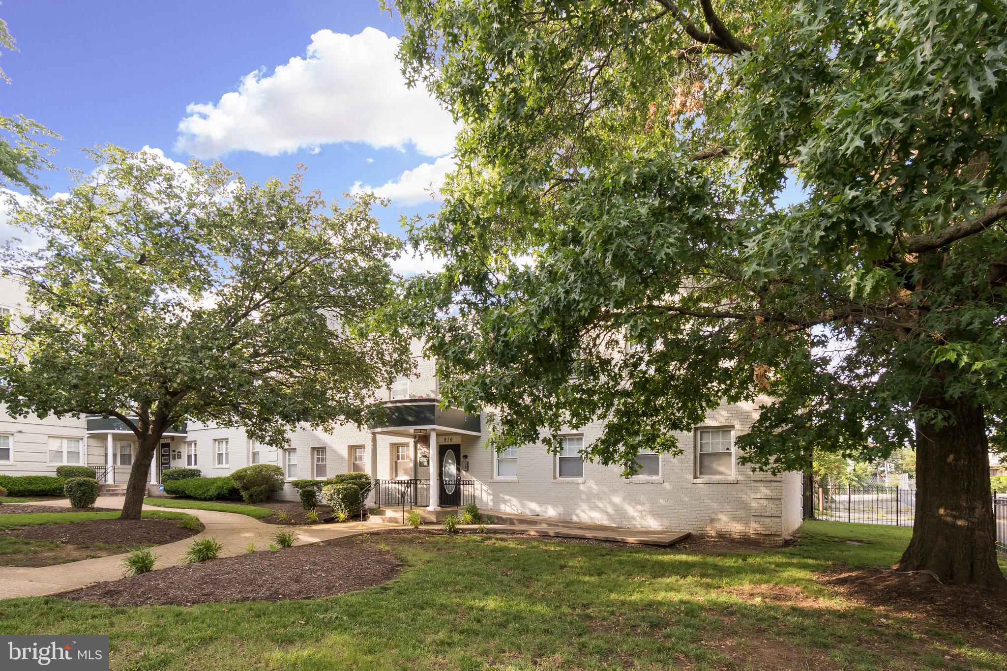 916 BARNABY STREET SE 201