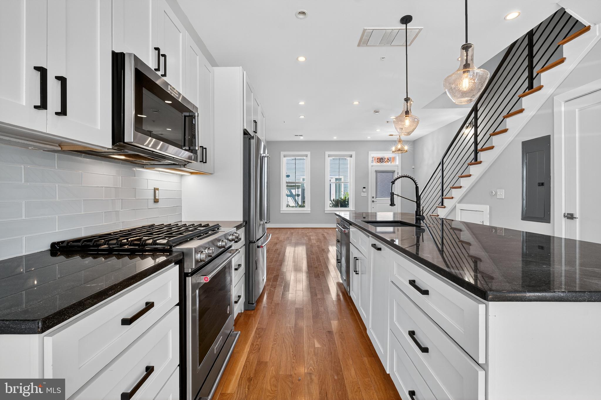 638 NEWTON PLACE NW 638B