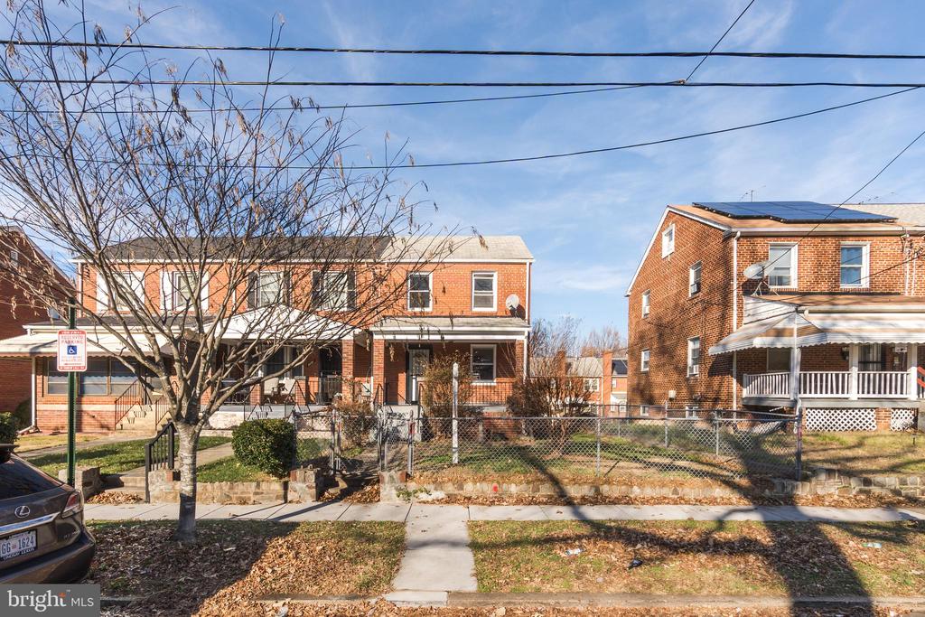 2010 T STREET SE