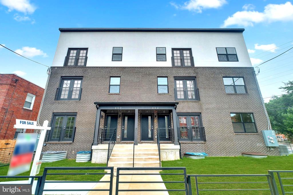 854 XENIA STREET SE 102