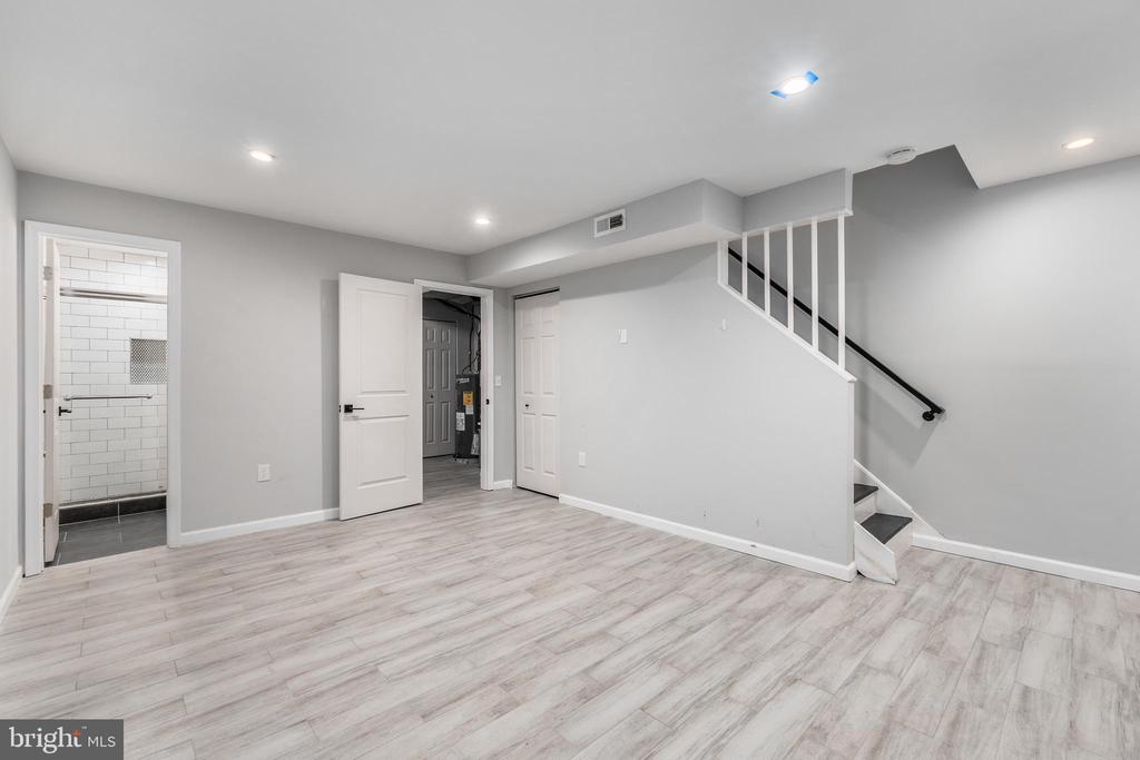 1248 BARNABY TERRACE SE