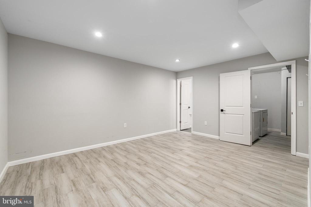 1248 BARNABY TERRACE SE